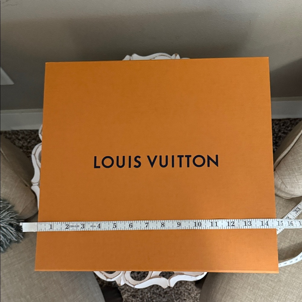 Louis Vuitton Medium Storage Box & Ribbon - Picture 5 of 10